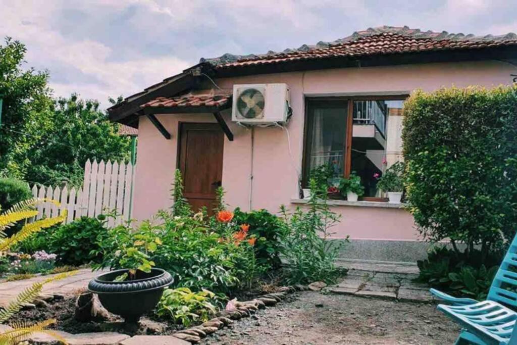 Вилла Cute Little House With A White Picket Fence Бургас Экстерьер фото