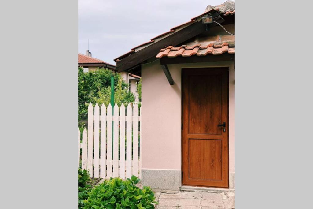 Вилла Cute Little House With A White Picket Fence Бургас Экстерьер фото